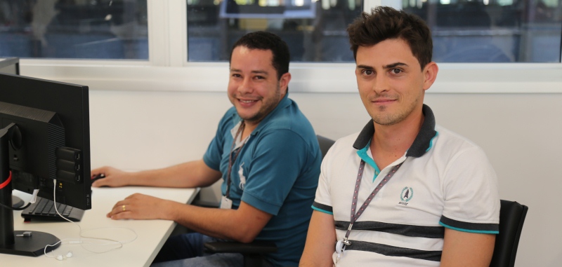 Os programadores Rodolfo Felipe Rocha Menezes e Daniel Avelino de Paula são responsáveis pelo E-Certidão na Informática (Foto Karina Coutinho)